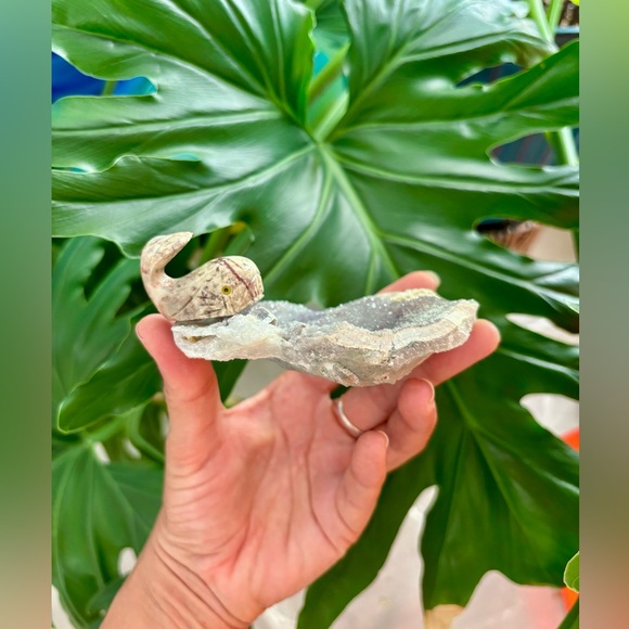 Whale carving on Amethyst flower - Picture 6 of 8